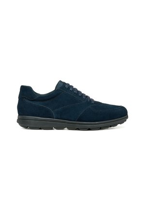 Sneaker in camoscio blu scuro con suola in gomma nera e design con lacci, mostrato di profilo su sfondo bianco.