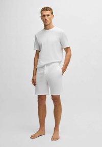 Witte katoenen T-shirt en bijpassende korte broek, korte mouwen met ronde hals, losse pasvorm, gestructureerde stof, tailleband met trekkoord.