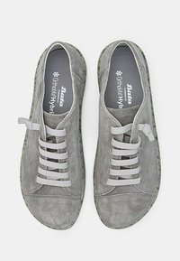O pereche de pantofi casual gri din suede, cu sireturi gri deschis, vârfuri rotunde și tălpi interioare amortizate Ortholite Hybrid, văzuți dintr-o parte.