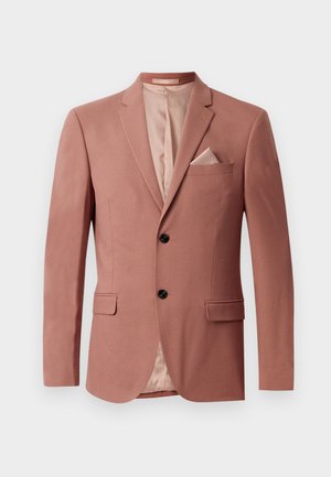 Blazer bordeaux avec deux poches frontales, fermeture à un bouton, revers pointus et doublure en satin. Comprend un mouchoir assorti.