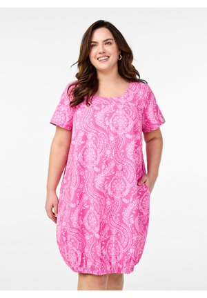 Roze jurk met korte mouwen, voorzien van een paisleypatroon, ronde halslijn en elastische zoom. Inclusief zijzakken voor extra gemak.