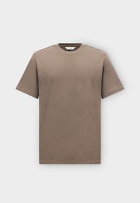 Απλό καφέ βαμβακερό T-shirt με κοντά μανίκια και στρογγυλή λαιμόκοψη, απλωμένο επίπεδα σε φωτεινό φόντο.