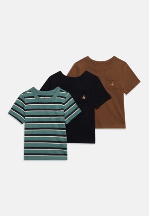 Trois t-shirts pour enfants à manches courtes rayés verts, noir uni et marron uni, chacun avec une petite poche frontale et un détail brodé.