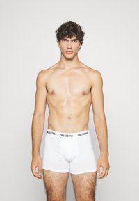 Weiße Baumwoll-Boxershorts mit einem schwarzen elastischen Bund. Der Bund zeigt den Markennamen "ONLY&SONS" in wiederholtem Text.