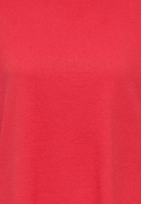 Czerwony sweter dzianinowy z miękkiej, teksturowanej tkaniny, z okrągłym dekoltem i krótkimi rękawami, o gładkim, równym wykończeniu.