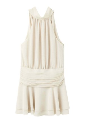 Vestido sin mangas color crema con escote en V, corpiño fruncido, cinturilla fruncida y falda de capas acampanada sobre fondo blanco.