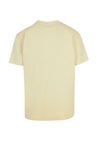 Kortærmet t-shirt i lys beige bomuld. Klassisk crew neck design med en afslappet pasform. Glat tekstur; ingen synlige mønstre eller detaljer.