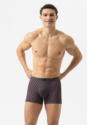 Herenboxershorts met een rood en marineblauw geometrisch patroon, gemaakt van een soepel stofje en voorzien van een elastische tailleband met een klein logotag.