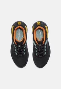 Sneaker neri con accenti arancioni e turchesi, caratterizzati da una tomaia tessurizzata, chiusura con lacci e un dettaglio in gomma sul tallone di contrasto.