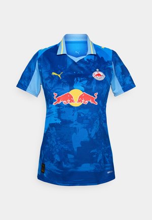 Sininen jalkapallopaita lyhyillä hihoilla, jossa on gradienttimuotoilu, Puma-logo, Red Bull -embleemi ja kaulus vaaleansinisillä yksityiskohdilla.