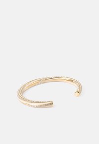 Gouden armband met een gebogen ontwerp, voorzien van ingelegde heldere rhinestones langs het oppervlak voor extra detail. Open uiteinden.