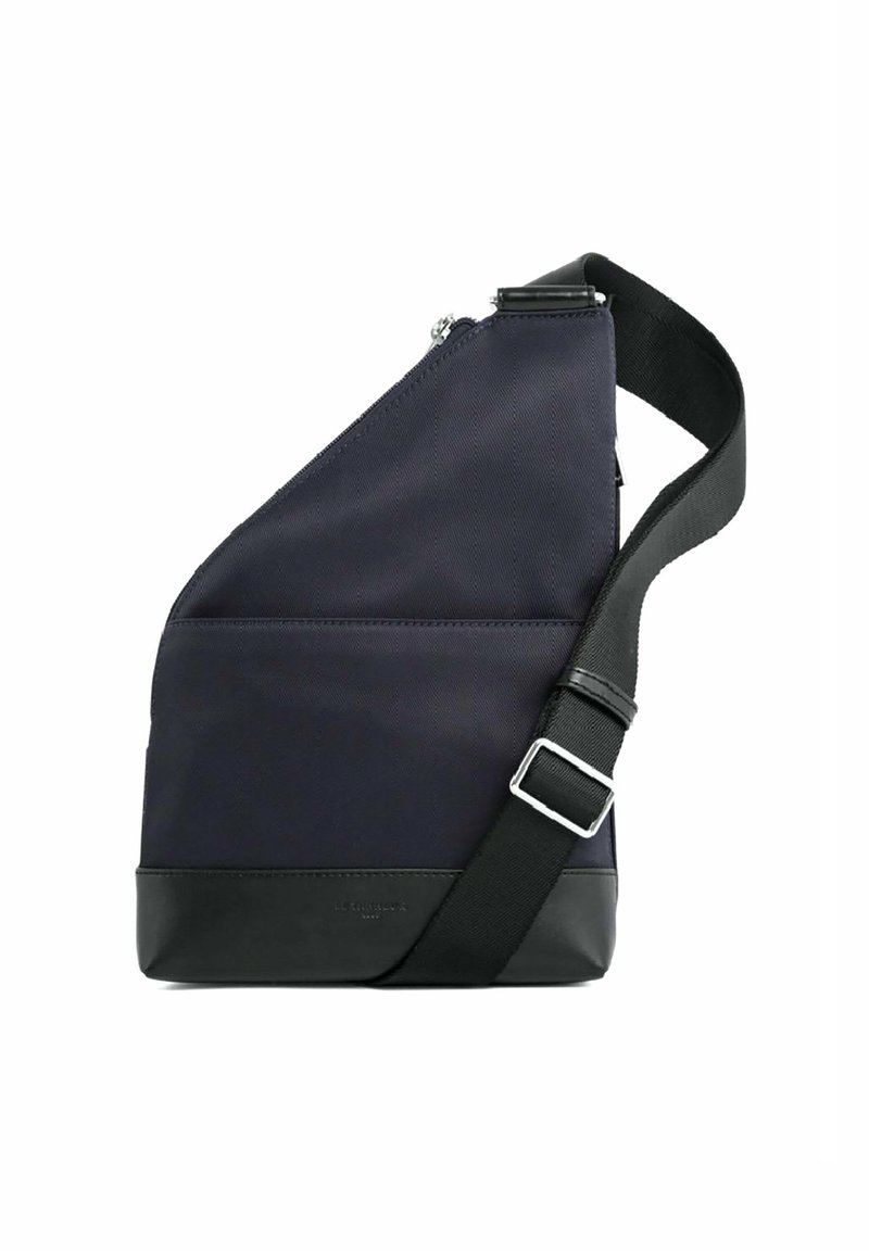 Borsa a spalla in tessuto blu navy con design angolare, base in pelle nera a contrasto, tracolla regolabile e chiusura con zip in tonalità argento.