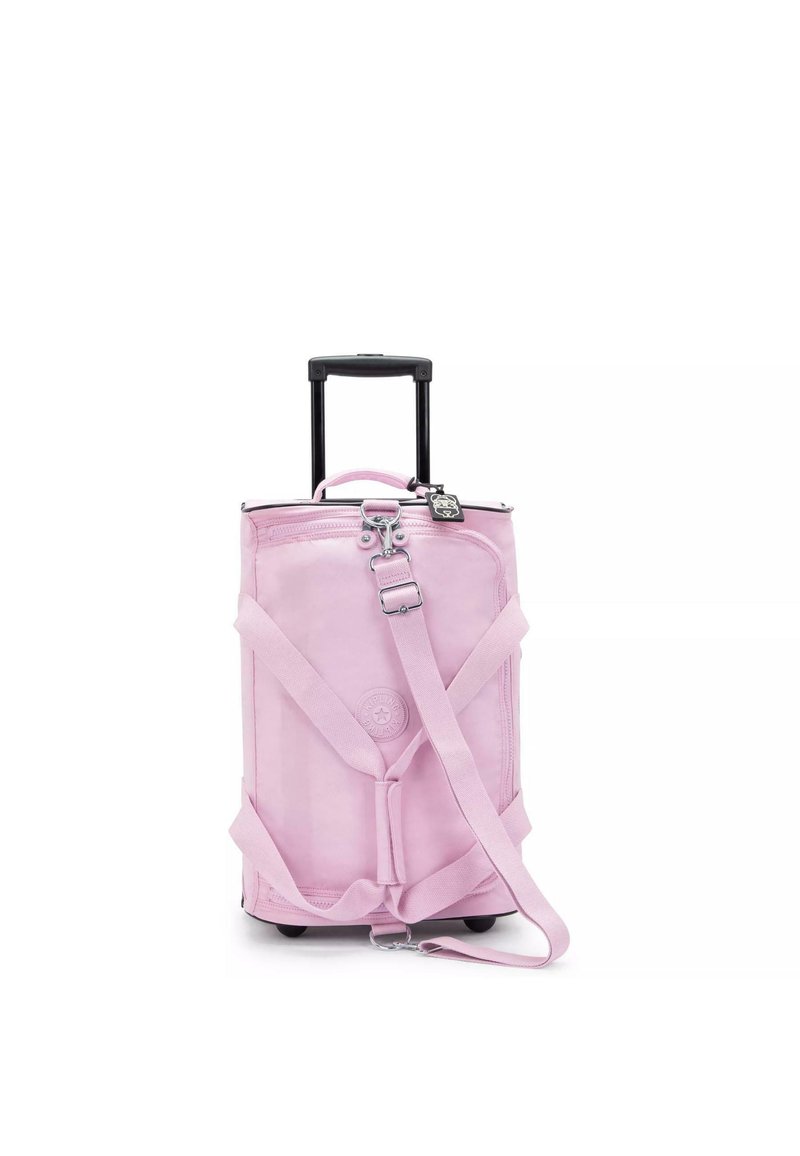 Sac de voyage roulant en tissu rose pâle, équipé d'une poignée rétractable, d'une poignée supérieure, d'une sangle ajustable et d'accents en métal argenté.