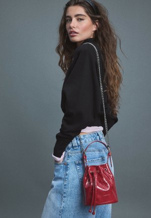 Stradivarius, MOCK-CROC BUCKET BAG - Sac bandoulière - red