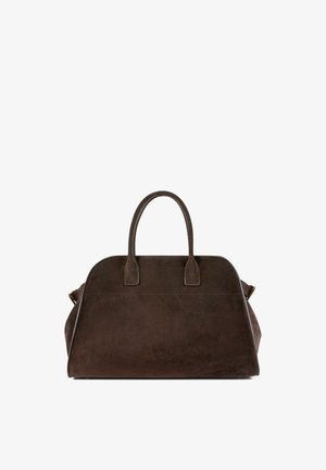 Bruine suede handtas met een afgeronde vorm, dubbele handvatten aan de bovenkant en een subtiel logo. Beschikt over een gladde textuur en een minimalistisch ontwerp.