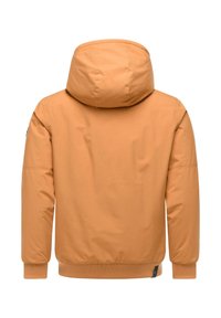 Giacca arancione con cappuccio, caratterizzata da una texture liscia, polsini elasticizzati e un orlo leggermente svasato; design minimalista senza hardware visibile.