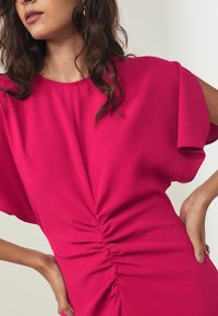 Next SHORT SLEEVE RUCHED-REGULAR FIT - Vardagsklänning - pink