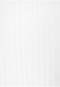 Bílá žebrovaná látka s vertikálními pruhy, která má jemnou texturu a rovný povrch. Vzor je na materiálu konzistentní.