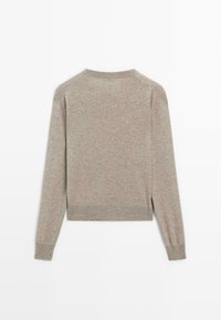 Maglione a maglia beige chiaro con maniche lunghe, orlo a coste e scollatura rotonda, caratterizzato da una finitura morbida e testurizzata.