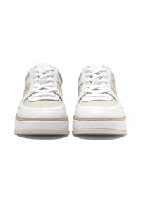 Weiße und beige Low-Top-Sneaker mit perforierten Details, weißen Schnürsenkeln und dicken weißen Sohlen, von der Vorderseite auf einem weißen Hintergrund gezeigt.
