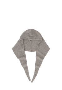 Szara, prążkowana czapka z dzianiny z wyciągniętym kapturem i wydłużonymi bokami, wykonana z miękkiego materiału. Posiada bezszwowy krój zapewniający ciepło.