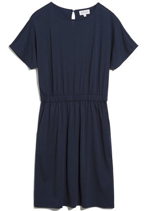 Robe bleu marine à manches courtes avec taille élastique, encolure ronde et fermeture par bouton avec ouverture en trou de serrure au dos.