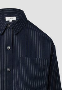Dunkelblaues Button-Up-Hemd mit weißen vertikalen Streifen, ausgestattet mit einem klassischen Kragen, einer Brusttasche und strukturiertem Stoff. S.Oliver-Label sichtbar.