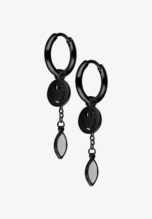 Schwarze Creolen-Ohrringe mit baumelnden Smiley-Anhängern und kleinen, spiegelnden blattförmigen Anhängern, die an kurzen Ketten darunter hängen.