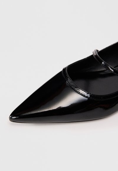 Černá lakovaná kožená botička s špičatou špičkou a dvěma elegantními pásky přes nárt, hladký povrch a lesklý vzhled.