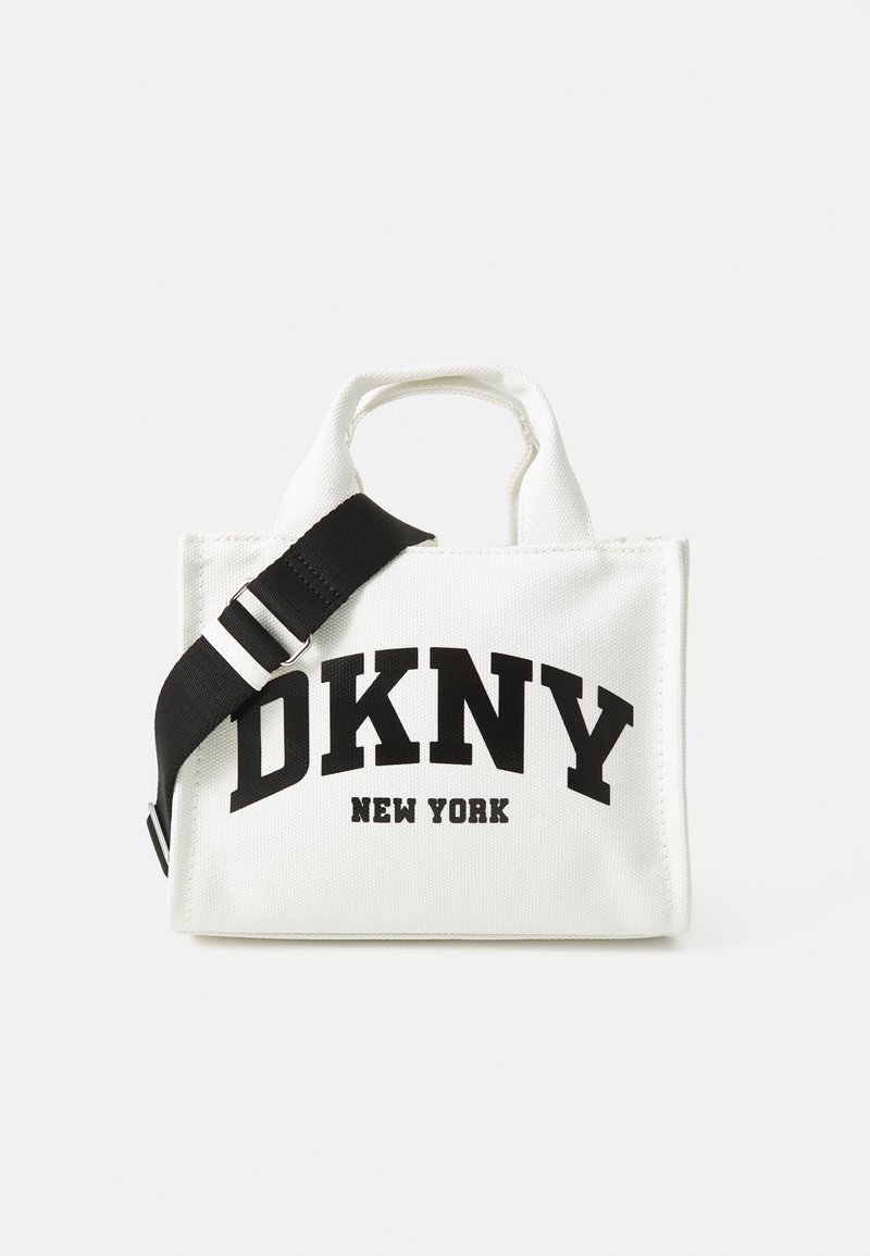 Borsa in tela bianca con logo nero "DKNY NEW YORK", manici corti, tracolla nera regolabile, forma rettangolare, materiale testurizzato.