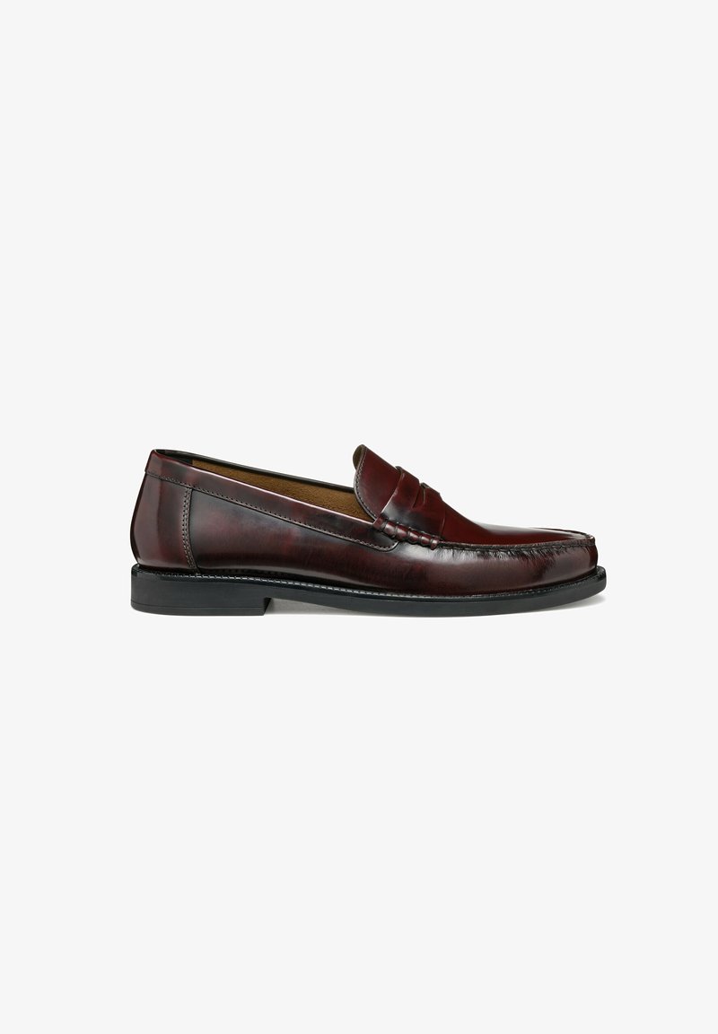 Mocassins en cuir bordeaux avec une texture lisse, bout arrondi et couture décorative sur le dessus. Semelle en caoutchouc noir pour une meilleure adhérence.