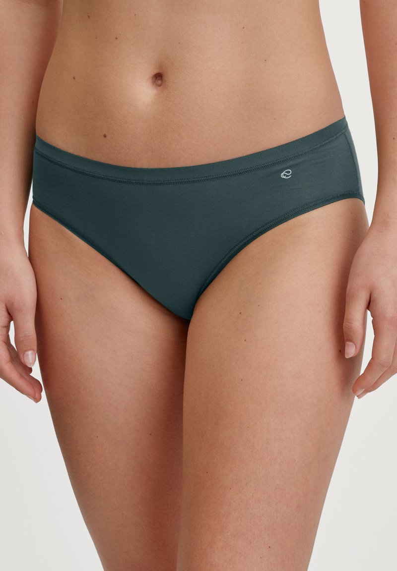 Donkerblauwe katoenen bikini slipjes met een gladde textuur, elastische tailleband en subtiele logodetails. Heeft een minimalistisch ontwerp en biedt een gematigde bedekking.