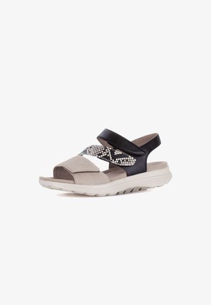 Dames casual sandalen met een beige voorband van suède, een zwarte enkelband en een middenband met slangenhuidpatroon op een witte zool.