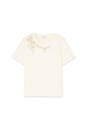 Cremefarbenes T-Shirt mit kurzen Ärmeln, rundem Halsausschnitt und zarter goldener Blumenstickerei auf der linken Schulter.
