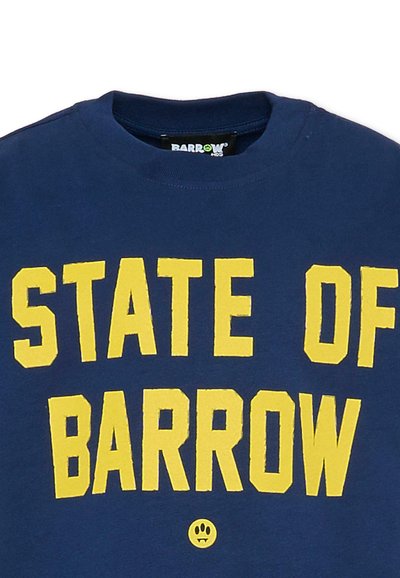 Niebieska bawełniana koszulka z odważnym żółtym napisem "STATE OF BARROW" oraz małą żółtą grafiką poniżej. Krótkie rękawy i dekolt typu crew.