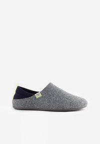 Pantufla gris de forma redondeada, con forro interior azul oscuro y una pequeña etiqueta verde. Presenta un exterior texturizado y una suela negra sólida.