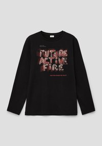 Schwarzes Langarm-T-Shirt aus Baumwolle mit einem grafischen Druck von "FUTURE ACTIVE FIRE" in erhabenen Buchstaben und roten Akzenten.