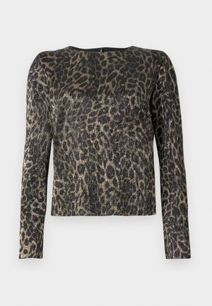 Dlhé rukávy, priliehavý top s metalickým zlatým a čiernym leopardím vzorom a okrúhlym výstrihom na jednoduchom pozadí.
