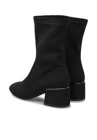 Botas de ante negras hasta el tobillo con tacón cuadrado y puntera redondeada. Las características notables incluyen un diseño sin costuras y un acento metálico en el tacón.