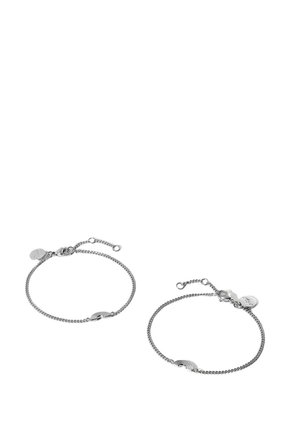 Zwei zarte silberne Kettenarmbänder, jeweils mit einem kleinen Regenbogenanhänger und einem verstellbaren Verschluss mit rundem Anhänger.
