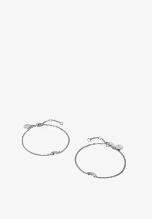 Zwei zarte silberne Kettenarmbänder, jeweils mit einem kleinen Regenbogenanhänger und einem verstellbaren Verschluss mit rundem Anhänger.