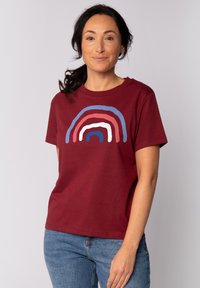 Bordeaux katoenen t-shirt met een kleurrijk abstract regenboogontwerp met rode, witte, blauwe en lichtroze booglijnen. Casual fit, korte mouwen.