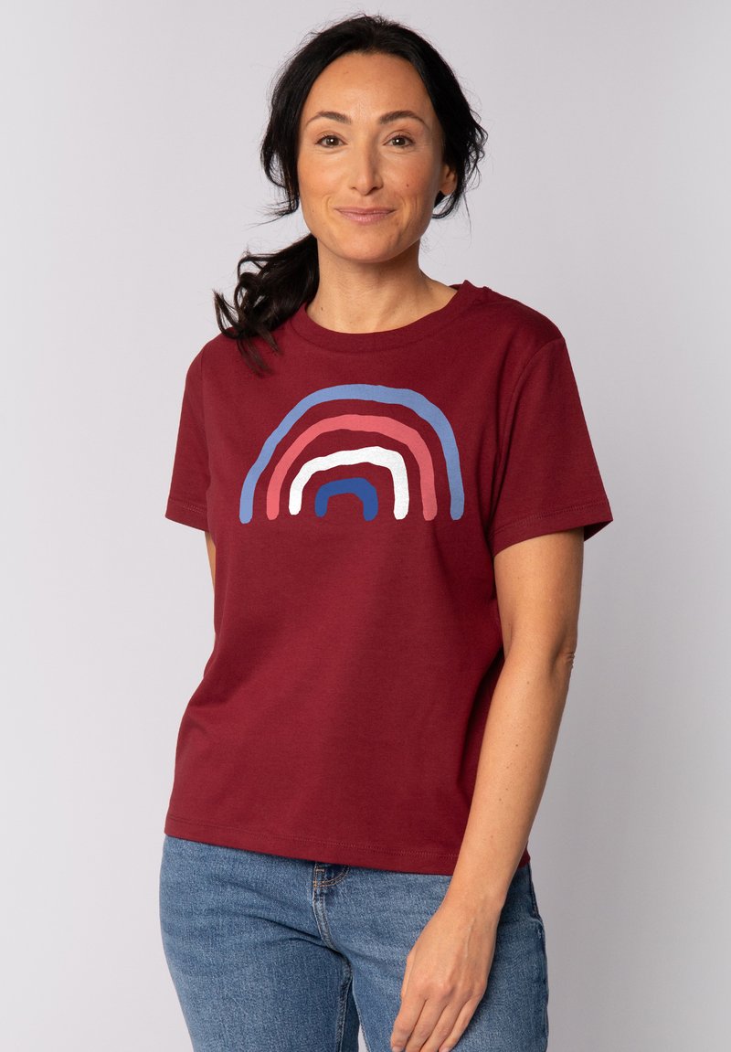 Bordeaux katoenen t-shirt met een kleurrijk abstract regenboogontwerp met rode, witte, blauwe en lichtroze booglijnen. Casual fit, korte mouwen.