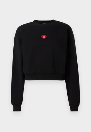 Svart kort sweatshirt med lange ermer, ribbestrikkede mansjetter og en rød hjerteapplikasjon med teksten "LOVE YOU CLUB" på brystet.