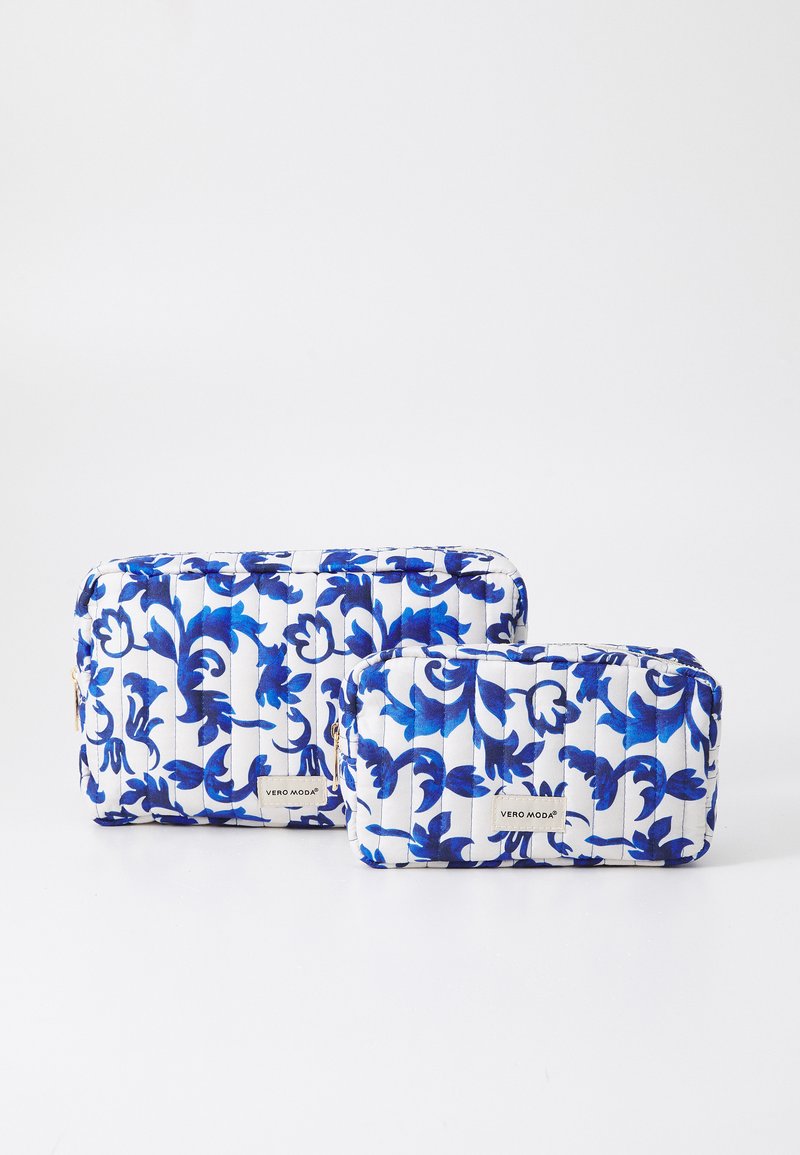 Two padded cosmetic cases with a white background and blue floral pattern, featuring zippers and labeled "VERO MODA."
