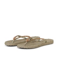Sandalias tipo chancla beige tejidas con tiras metálicas doradas y tiras brillantes de oro rosa, diseñadas para uso casual.