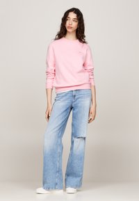 Tommy Jeans FLAG CREW - Sportinis megztinis - ballet pink