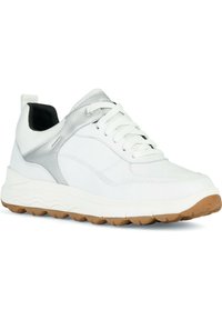 Zapatillas deportivas blancas con un acento plateado, parte superior de cuero texturizado, suela acolchada y suela de goma con un patrón de olas.