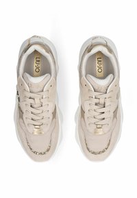 Baskets beiges en mélange de daim et de mesh, avec des accents dorés, fermeture à lacets, col rembourré et côtés texturés.