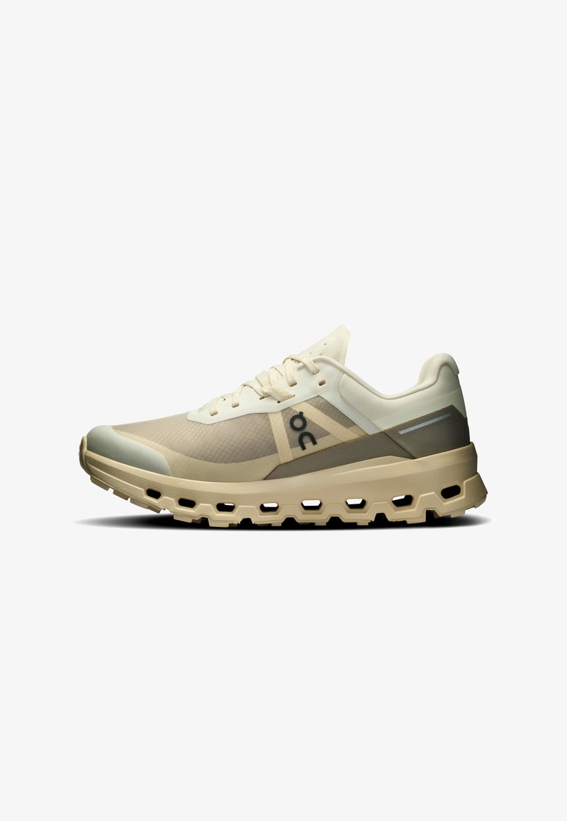 Chaussure de course légère en beige et gris. Tige en mesh, col rembourré et logo noir contrastant. Semelle amortie avec découpes pour plus de flexibilité.